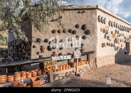 Purmamarca, Jujuy, Argentinien - September 2019: Handwerksverkäufe in Purmamarca Stockfoto