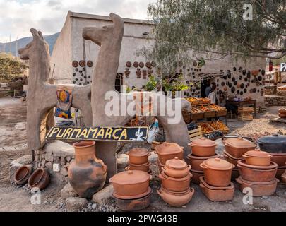 Purmamarca, Jujuy, Argentinien - September 2019: Handwerksverkäufe in Purmamarca Stockfoto