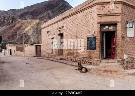 Purmamarca, Jujuy / Argentinien - September 2019: Ein Markt im Dorf Purmamarca Stockfoto