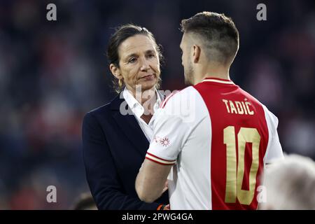 ROTTERDAM - (lr) KNVB-Generaldirektor Marianne van Leeuwen, Dusan Tadic von Ajax während des TOTO KNVB Cup Finales zwischen PSV und Ajax im Feyenoord Stadium de Kuip am 30. April 2023 in Rotterdam, Niederlande. ANP MAURICE VAN STONE Stockfoto