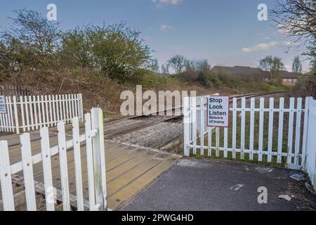 19.04.023 Morecambe, Lancashire, Vereinigtes Königreich. Auf den Bahngleisen in der Nähe von Morcambe in Lancashire hört ihr alles Stockfoto