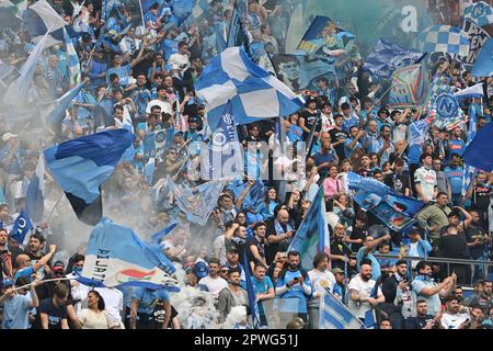 Neapel, Italien. 30. April 2023. Fans (Neapel) während der italienischen Sirie Spielte Neapel 1-1 Salernitana im Diego Maradona Stadium am 30. April 2023 in Neapel, Italien. Kredit: Maurizio Borsari/AFLO/Alamy Live News Kredit: Aflo Co Ltd./Alamy Live News Stockfoto