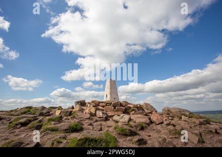 Der Trig Point Hill Walking im Peak District National Park auf den Felsen der Kakerlaken in den Moorlands von Staffordshire Leek Staffordshire Stockfoto