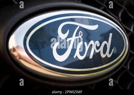 Warschau, Polen. 21. April 2023. Am 21. April 2023 in Warschau, Polen, befindet sich ein Ford-Logo auf dem Kühlergrill eines Autos. (Foto: Jaap Arriens/Sipa USA) Guthaben: SIPA USA/Alamy Live News Stockfoto