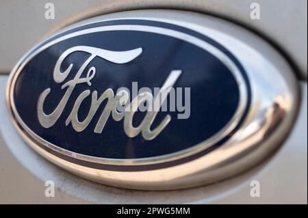 Warschau, Polen. 21. April 2023. Am 21. April 2023 in Warschau, Polen, befindet sich ein Ford-Logo auf dem Kühlergrill eines Autos. (Foto: Jaap Arriens/Sipa USA) Guthaben: SIPA USA/Alamy Live News Stockfoto