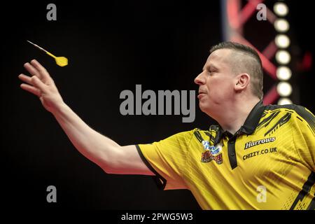 LEEUWARDEN - Dave Chisnall (eng) während des Halbfinals der Dutch Darts Championship 2023 im WTC Leeuwarden. Dieses Darts-Turnier ist die sechste europäische Tour, die von der Professional Darts Corporation (PDC) organisiert wird. AP-SCHLEIFGERÄT KING Stockfoto