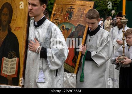 Moskau, Russland. 30. April 2023. Alte Gläubige nehmen an der Prozession Teil, als Teil des Gottesdienstes der Heiligen Myrrrhber in den Kirchen von Rogoschskaja alte Gläubige in Moskau, Russland. Die alten Gläubigen sind eine Dissidentengemeinschaft russischer christen, die sich weigerten, sich den Modernisierungsbemühungen von Zar Peter dem Großen im Jahr 1741 anzupassen, die zu einer Schisma der russisch-orthodoxen Kirche führten. Laut dem Patriarchat der etablierten orthodoxen Kirche gibt es in Russland etwa eine halbe Million Mitglieder der Gemeinde der Alten Gläubigen Stockfoto