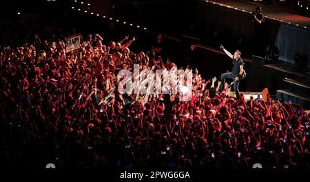 BARCELONA, SPANIEN - 28. APRIL Bruce Springsteen tritt auf der Bühne der Estadi Olimpic auf, dem ersten Konzert seiner Europatour am 28. April 2023 in Barcelona, Spanien. Stockfoto