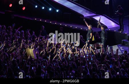 BARCELONA, SPANIEN - 28. APRIL Bruce Springsteen tritt auf der Bühne der Estadi Olimpic auf, dem ersten Konzert seiner Europatour am 28. April 2023 in Barcelona, Spanien. Stockfoto