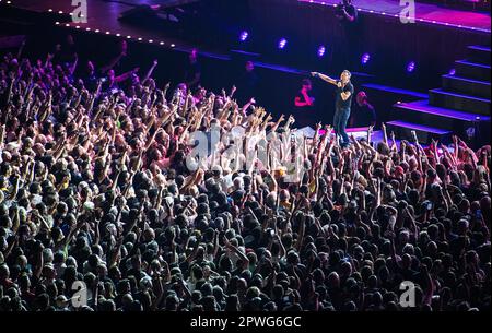 BARCELONA, SPANIEN - 28. APRIL Bruce Springsteen tritt auf der Bühne der Estadi Olimpic auf, dem ersten Konzert seiner Europatour am 28. April 2023 in Barcelona, Spanien. Stockfoto