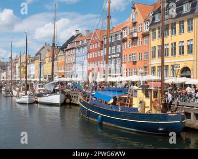 Hafen Nyhavn in Kopenhagen. Farbenfrohe Boote und Gebäude in einem sehr beliebten Touristenort. Stockfoto