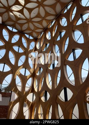 Dekorative Holzwand und -Decke im Gebäude Stockfoto