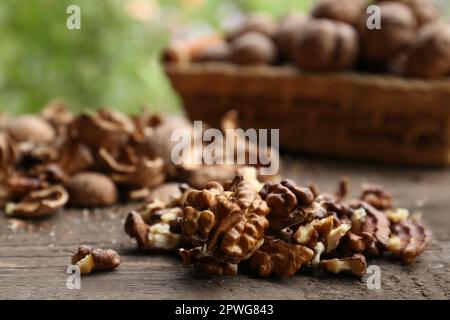 Stapel geschälter Walnüsse auf einem Holztisch vor verschwommenem Hintergrund, Nahaufnahme. Platz für Text Stockfoto