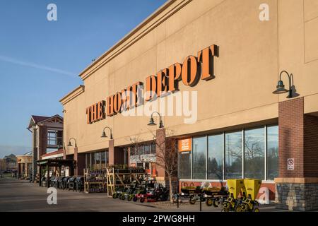 Fort Collins, CO, USA - 26. April 2023: Eingangsschild für das Home Depot, den größten Einzelhändler für Heimwerkerbedarf in den USA. Stockfoto