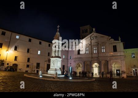 Rom, Tiberina Island, Trastevere - St. Bartholomäus Kathedrale bei Nacht mit Menschen Stockfoto