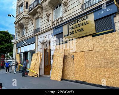 Paris, Frankreich, Workers Installing Protection on Shop Windows, Place de la Nation, in Preparation of a large Anti-Government Demonstration, 1. Mai 2023, Mai Tag Stockfoto