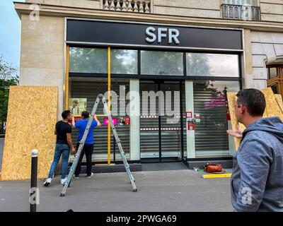 Paris, Frankreich, Workers Installing Protection on Shop Windows, Place de la Nation, in Preparation of a large Anti-Government Demonstration, 1. Mai 2023, Mai Tag Stockfoto