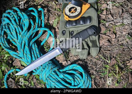 Ausrüstung für Buschfahrzeuge. Gegenstände, die für das Überleben in der Wildnis notwendig sind. Stockfoto