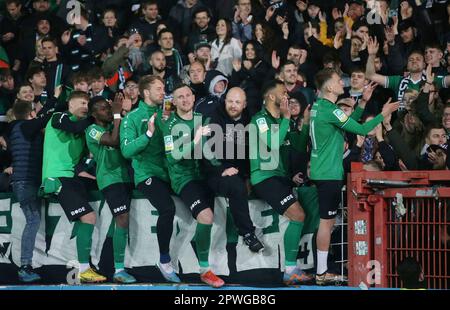 Münster, Deutschland. 28. April 2023. firo: 28.04.2023 Fußball, Fußball, Saison der Regionalliga, 2022/2023, Regionalliga West, Rücklauf, 32. Matchday SC Preussen Munster, SCP, Preussen Münster - Fortuna Köln 1:3 Climber, 2023, Bannerspieler am Zaun mit Fans Kredit: dpa/Alamy Live News Stockfoto