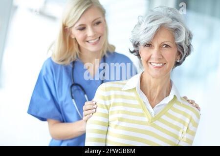 Sie ist in guten Händen. Porträt einer glücklichen Seniorin, die ihren Arzt zur Untersuchung besucht. Stockfoto