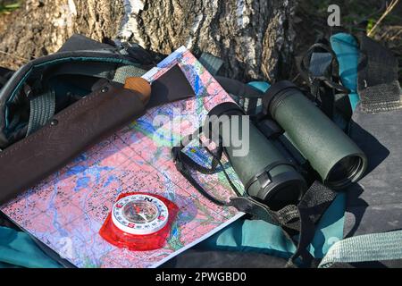 Ausrüstung für Buschfahrzeuge. Gegenstände, die für das Überleben in der Wildnis notwendig sind. Stockfoto