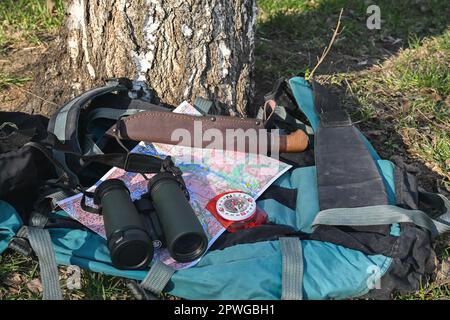 Ausrüstung für Buschfahrzeuge. Gegenstände, die für das Überleben in der Wildnis notwendig sind. Stockfoto