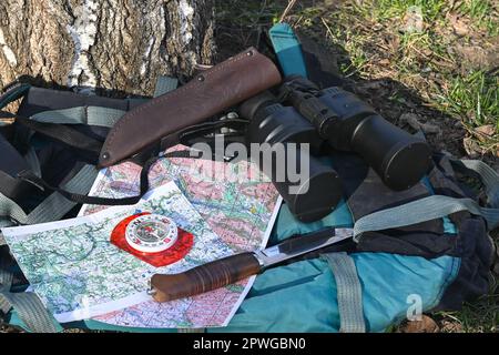 Ausrüstung für Buschfahrzeuge. Gegenstände, die für das Überleben in der Wildnis notwendig sind. Stockfoto