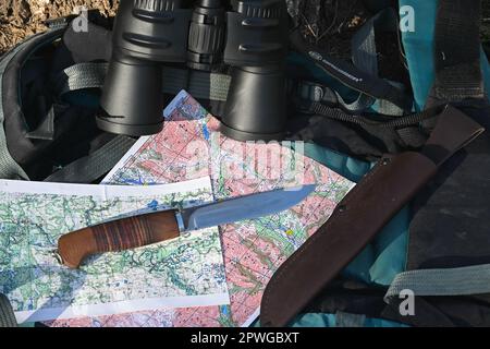 Ausrüstung für Buschfahrzeuge. Gegenstände, die für das Überleben in der Wildnis notwendig sind. Stockfoto