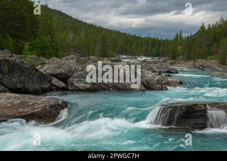 Malerische norwegische Sommerlandschaft mit kristallklarem Glacial Mountain River. Vestland Norwegen, Europa. Stockfoto