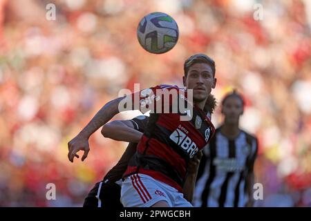 Rio de Janeiro, Brasilien, 30. April 2023. Pedro von Flamengo, während des Spiels Flamengo gegen Botafogo für die brasilianische Serie A 2023, am 30. April im Maracana Stadium in Rio de Janeiro. Foto: Daniel Castelo Branco/DiaEsportivo/Alamy Live News Stockfoto