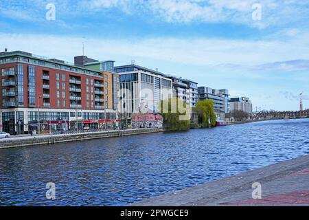 Moderne flache Apartmentgebäude im Docklands-Viertel von Dublin in der Nähe des Canale Grande Stockfoto