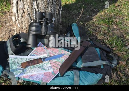 Ausrüstung für Buschfahrzeuge. Gegenstände, die für das Überleben in der Wildnis notwendig sind. Stockfoto