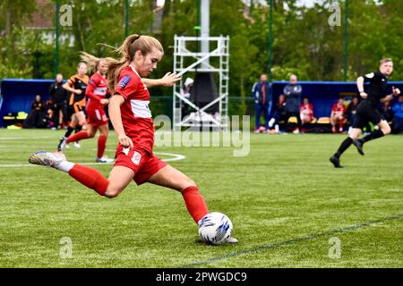 Teesside, Großbritannien. 30. April 2023. Alex Pennock von Middlesbrough spielte den FC Middlesbrough Women in der FA Women's National League Division One North gegen den FC Hull City Ladies. Die Besucher gewannen 0-4 im Map Group UK Stadium in Stockton-on-Tees in ihrem letzten Spiel der Saison. Die Ergebnisse anderswo sorgten dafür, dass Middlesbrough eine Abwanderung verhinderte. Kredit: Teesside Snapper/Alamy Live News Stockfoto