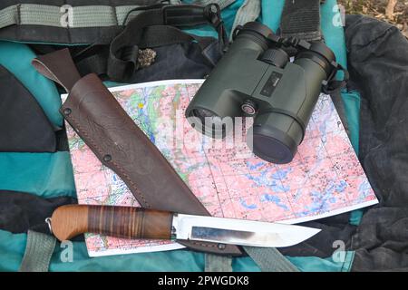 Ausrüstung für Buschfahrzeuge. Gegenstände, die für das Überleben in der Wildnis notwendig sind. Stockfoto