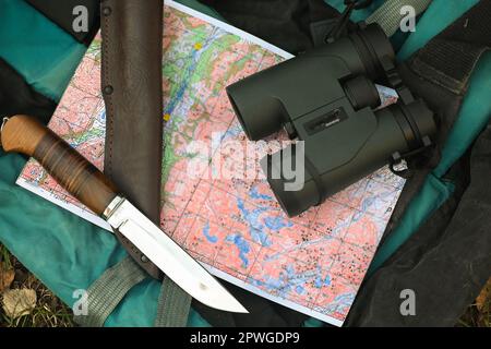 Ausrüstung für Buschfahrzeuge. Gegenstände, die für das Überleben in der Wildnis notwendig sind. Stockfoto