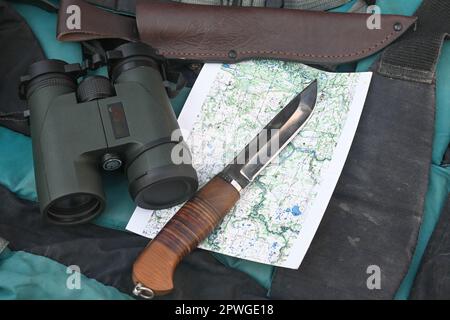 Ausrüstung für Buschfahrzeuge. Gegenstände, die für das Überleben in der Wildnis notwendig sind. Stockfoto