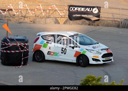 Mike East tritt an einer Ford Fiesta Rally 2 an, die an der Corbeau Seats Rallye am Meer in Clacton, Essex, Großbritannien teilnimmt. Mitfahrer Glyn Thomas Stockfoto