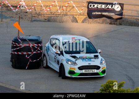 Richard Weatherley tritt bei einer Ford Fiesta M Sport Rally 4 an der Corbeau Seats Rallye am Meer in Clacton, Essex, Großbritannien Stockfoto