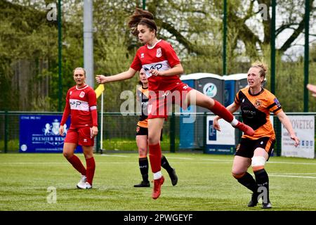 Teesside, Großbritannien. 30. April 2023. Die Amber Rodgers von Middlesbrough spielten den FC Middlesbrough Women in der FA Women's National League Division One North gegen den FC Hull City Ladies. Die Besucher gewannen 0-4 im Map Group UK Stadium in Stockton-on-Tees in ihrem letzten Spiel der Saison. Die Ergebnisse anderswo sorgten dafür, dass Middlesbrough eine Abwanderung verhinderte. Kredit: Teesside Snapper/Alamy Live News Stockfoto