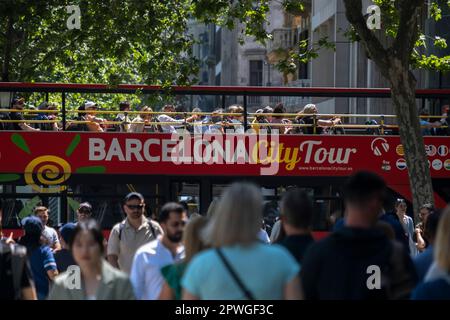 Barcelona, Spanien. 30. April 2023. Der Touristenbus fährt durch das Stadtzentrum. Barcelona hat große Menschenmassen von Touristen empfangen, die einzigartige Gebäude besuchten und durch symbolische Räume spazierten. Die hohe Besucherzahl Monate vor dem Sommer macht das Leben der Bewohner schwierig. (Foto: Paco Freire/SOPA Images/Sipa USA) Guthaben: SIPA USA/Alamy Live News Stockfoto