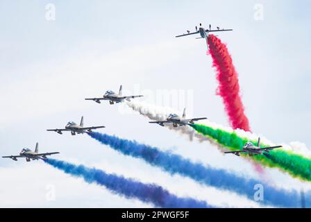 Das UAE Aerobatic-Team Fursan Al Emarat The Knights präsentierte seine Leistung auf dem Istanbul Teknofest 2023 Stockfoto