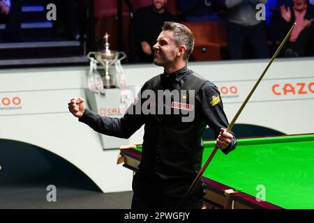 Mark Selby reagiert, nachdem er am sechzehnten Tag im Finale der Cazoo Snooker World Championship im Crucible Theatre in Sheffield 147 Punkte erzielt hat. Foto: Sonntag, 30. April 2023. Stockfoto