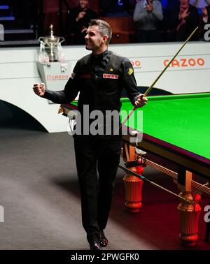 Mark Selby reagiert, nachdem er am sechzehnten Tag im Finale der Cazoo Snooker World Championship im Crucible Theatre in Sheffield 147 Punkte erzielt hat. Foto: Sonntag, 30. April 2023. Stockfoto