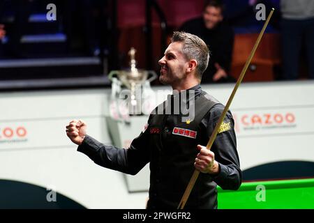 Mark Selby reagiert, nachdem er im Finale am sechzehnten Tag der Cazoo Snooker-Weltmeisterschaft im Crucible Theatre, Sheffield, 147 gegen Luca Brecel (nicht abgebildet) gewonnen hat. Foto: Sonntag, 30. April 2023. Stockfoto