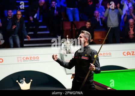 Mark Selby reagiert, nachdem er im Finale am sechzehnten Tag der Cazoo Snooker-Weltmeisterschaft im Crucible Theatre, Sheffield, 147 gegen Luca Brecel (nicht abgebildet) gewonnen hat. Foto: Sonntag, 30. April 2023. Stockfoto