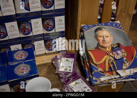 London, Großbritannien. 30. April 2023. Noch weniger als eine Woche bis zum großen Event, und in ganz London werden die Werbeartikel von König Charles III. Präsentiert. Die Krönung von König Karl III. Und Königin Camilla findet am 6. Mai 2023 statt. Kredit: Kiki Streitberger/Alamy Live News Stockfoto