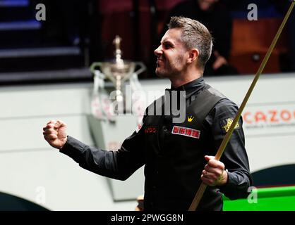 Mark Selby reagiert, nachdem er im Finale am sechzehnten Tag der Cazoo Snooker-Weltmeisterschaft im Crucible Theatre, Sheffield, 147 gegen Luca Brecel (nicht abgebildet) gewonnen hat. Foto: Sonntag, 30. April 2023. Stockfoto