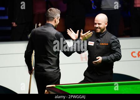 Mark Selby reagiert, nachdem er im Finale am sechzehnten Tag der Cazoo Snooker-Weltmeisterschaft im Crucible Theatre, Sheffield, 147 gegen Luca Brecel (rechts) gewonnen hat. Foto: Sonntag, 30. April 2023. Stockfoto