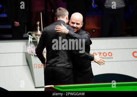 Mark Selby reagiert, nachdem er im Finale am sechzehnten Tag der Cazoo Snooker-Weltmeisterschaft im Crucible Theatre, Sheffield, 147 gegen Luca Brecel (rechts) gewonnen hat. Foto: Sonntag, 30. April 2023. Stockfoto