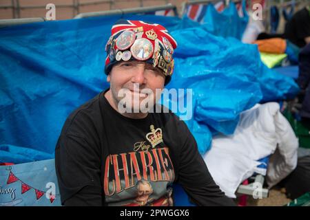 London, Großbritannien. 30. April 2023. Der Royal Superfan John Loughrey ist bereit für die Krönung von König Karl III. Und Königin Camilla. Weniger als eine Woche vor dem großen Ereignis haben er und seine Freunde ein Camp in der Mall eingerichtet, von wo aus sie die Prozession am 6. Mai 2023 beobachten werden. Kredit: Kiki Streitberger/Alamy Live News Stockfoto